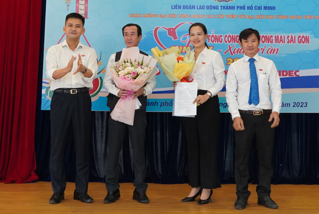Trao tặng hoa chúc mừng cho ông Nguyễn Giang Nam và bà Tiêu Thị Loan nhận chức vụ mới