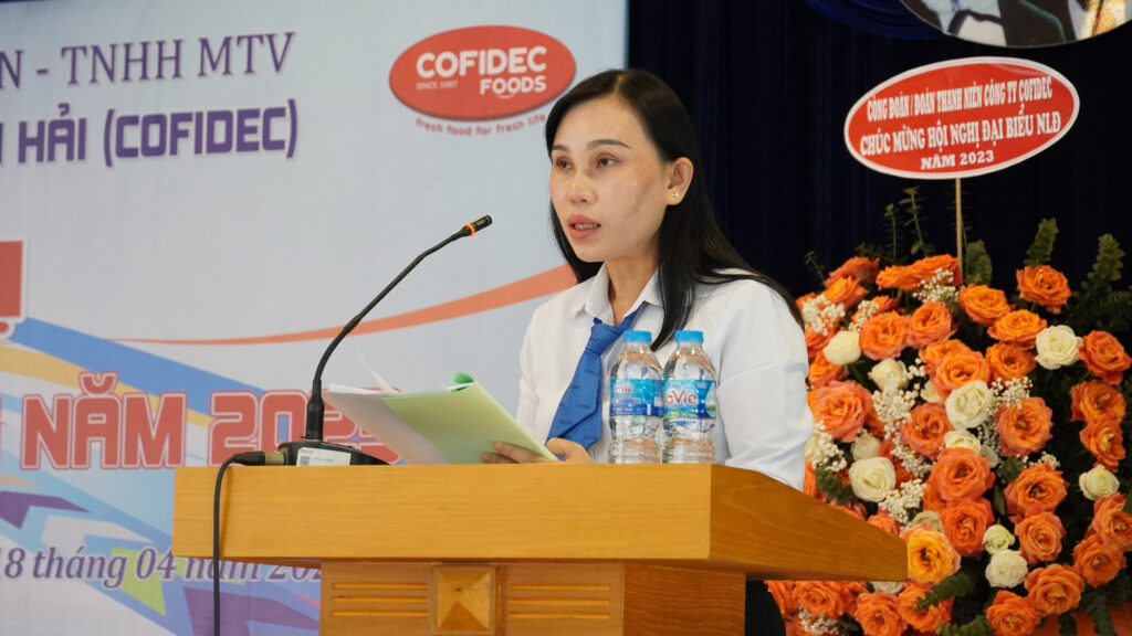 Hình 8: Đ/c Nguyễn Thị Lệ Thy - Phó GĐ, TP.QLSX, Chủ tịch Công đoàn COFIDEC báo cáo tại Hội Nghị