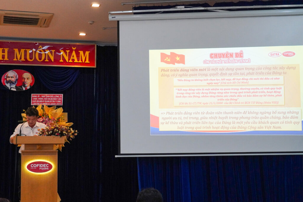 Đ/c Phạm Văn Khối – TP.NSHC, Phó chủ tịch Công đoàn COFIDEC trình bày chuyên đề trong Hội nghị