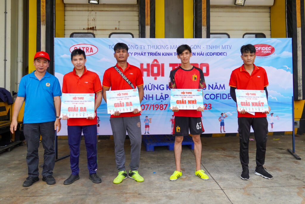 Đ/c Nguyễn Văn Đức trao cho các tổ Công đoàn đạt thành tích cao trong Hội Thao