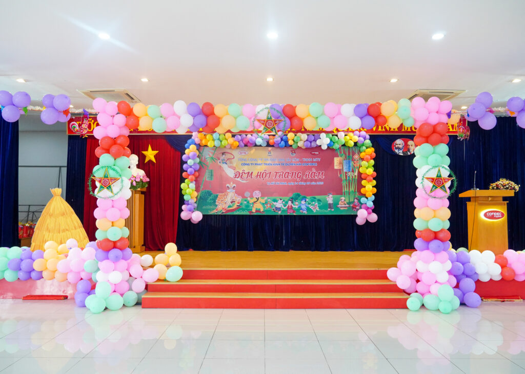 Sân khấu Trung Thu được trang trí ngập tràn màu sắc để chào đón các em
