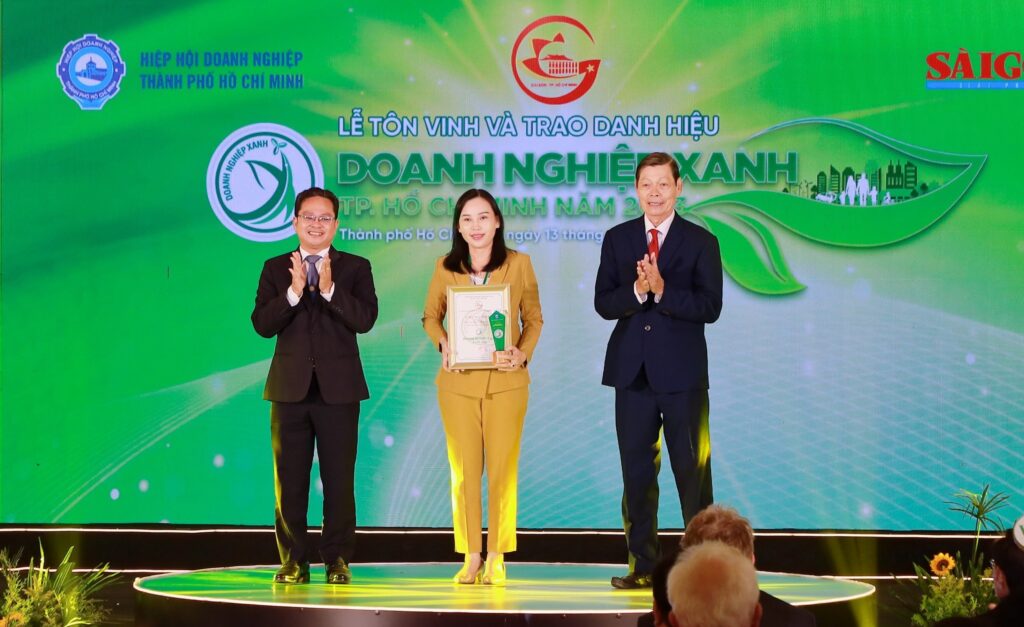 Bà Nguyễn Thị Lệ Thy - Phó Giám Đốc Công ty Phát Triển Kinh Tế Duyên Hải vinh dự nhận danh hiệu Doanh Nghiệp Xanh TP.HCM năm 2023