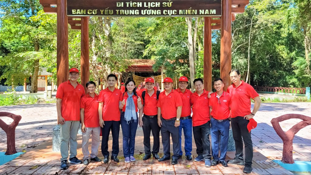 Đ/c Đoàn Văn Nam và đ/c Nguyễn Thị Lệ Thy và Ban lãnh đạo đã tham gia chuyến đi về nguồn và lễ kết nạp