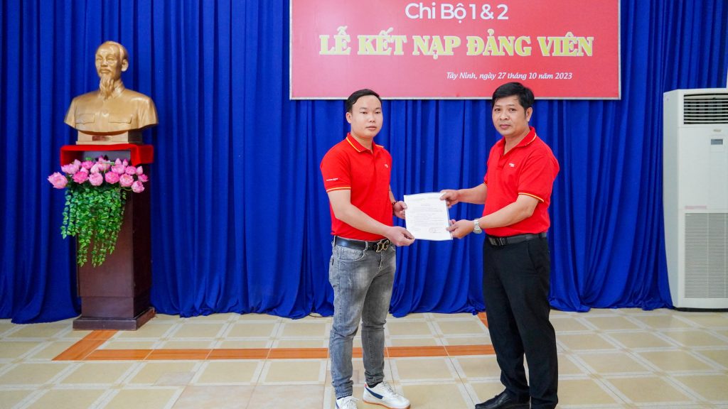 Trao quyết định kết nạp cho đ/c Nguyễn Văn Đồng