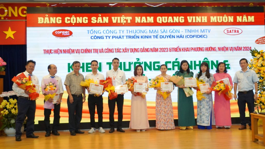 Đ/c Trương Văn Rón và đ/c Lâm Quốc Thanh trao bằng khen và hoa cho cá nhân đạt thành tích xuất sắc trong năm vừa qua