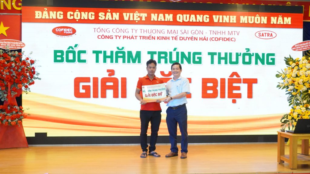Đ/c Lâm Quốc Thanh trao giải đặc biệt cho NLĐ may mắn nhất trong Hội nghị