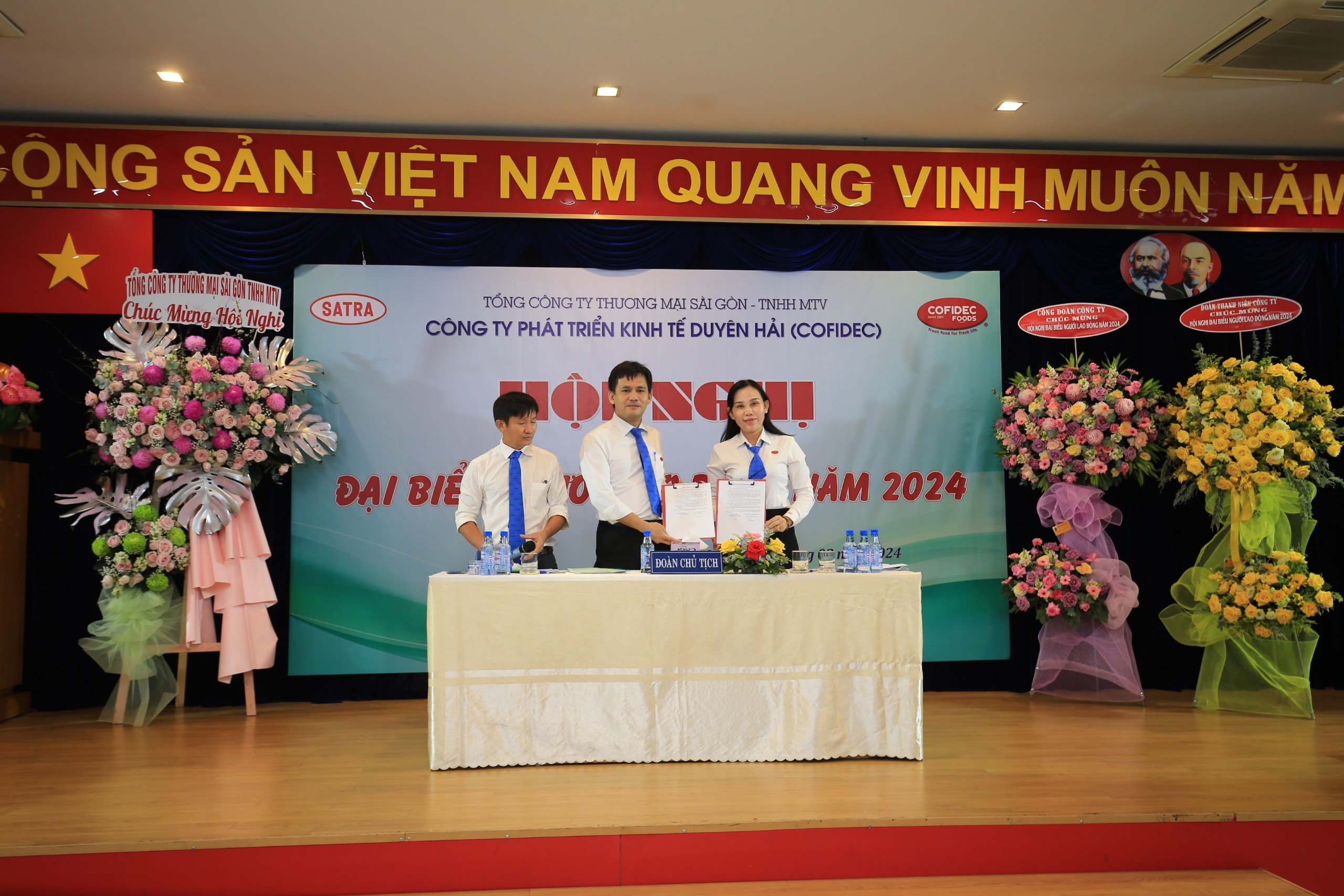 Đ/c Đoàn Văn Nam và đ/c Nguyễn Thị Lệ Thy ký kết thỏa ước lao động tập thể năm 2024.