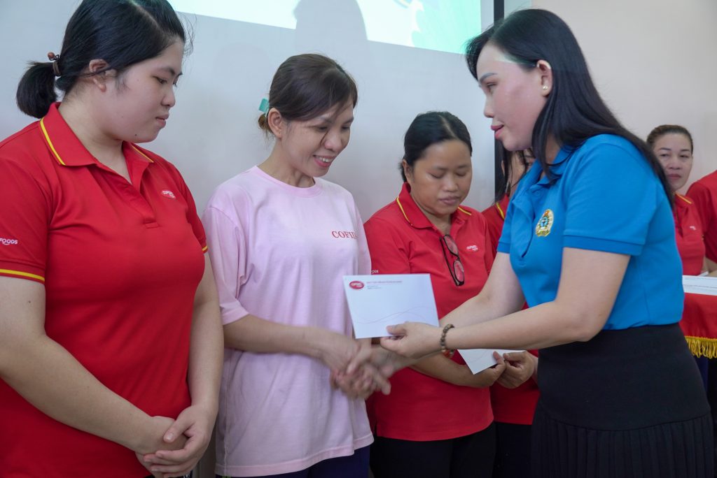 Bà Nguyễn Thị Lệ Thy - Chủ tích Công đoàn, Phó Giám đốc Công ty COFIDEC trao học bổng Nguyễn Đức Cảnh con em NLĐ có thành tích xuất sắc