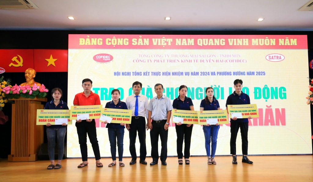 Đ/c Trương Văn Rón và Đ/c Đoàn Văn Nam trao quà bốc thăm may mắn cho người lao động