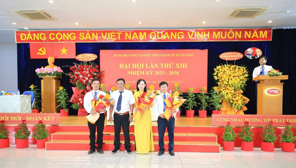 Đ/c Lê Vũ Thanh Tùng, Ủy viên Ban Thường vụ – Chủ nhiệm UBKT Đảng ủy TCT tặng hoa chúc mừng các đồng chí trúng cử Ủy ban Kiểm tra Đảng bộ Công ty Cofidec 