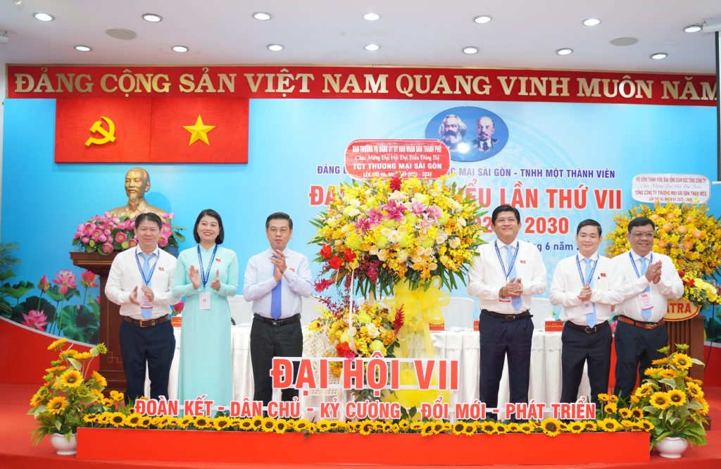 Đ/c Nguyễn Văn Dũng, Thành ủy viên – Ủy viên Ban Thường vụ Đảng ủy – Phó Chủ tịch Ủy ban Nhân dân Thành phố tặng hoa chúc mừng Đại hội