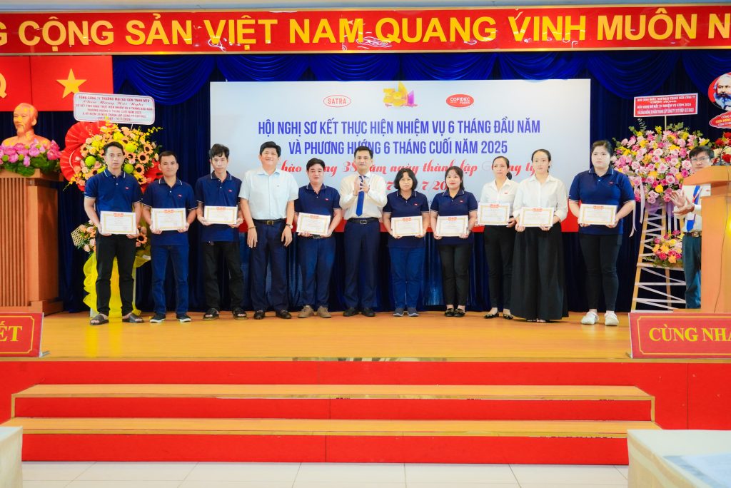 Đ/c Nguyễn Hữu Nghĩa, Bí thư Đảng ủy – Chủ tịch HĐTV SATRA và đồng chí Đoàn Văn Nam Bí thư Đảng ủy – Giám đốc Công ty COFIDEC trao khen thưởng cho người lao động hoàn thành xuất sắc nhiệm vụ