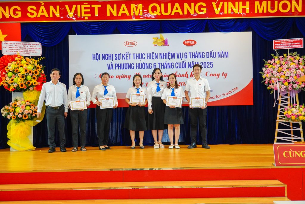 Đ/c Lâm Quốc Thanh, Phó Bí thư Đảng ủy – Tổng Giám đốc SATRA và đồng chí Nguyễn Thị Lệ Thy Phó Bí thư Đảng ủy – Phó Giám đốc Công ty COFIDEC trao thưởng cho người lao động