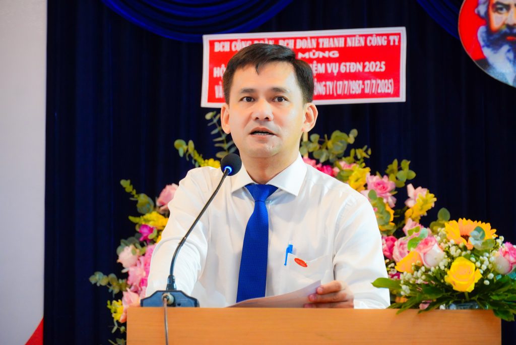 Đồng chí Đoàn Văn Nam - Bí Thư Đảng Uỷ, Giám Đốc Công Ty phát biểu trong Hội Nghị