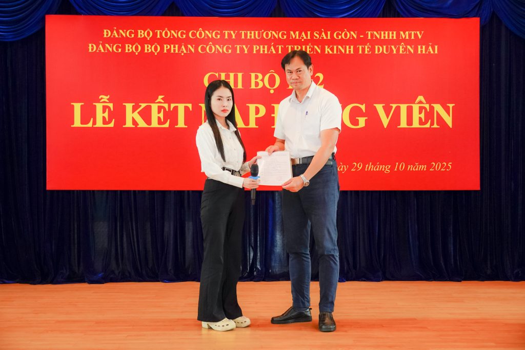 Đồng chí Nguyễn Quốc Minh Hà trao quyết định cho quần chúng ưu tú Lư Bảo Châu