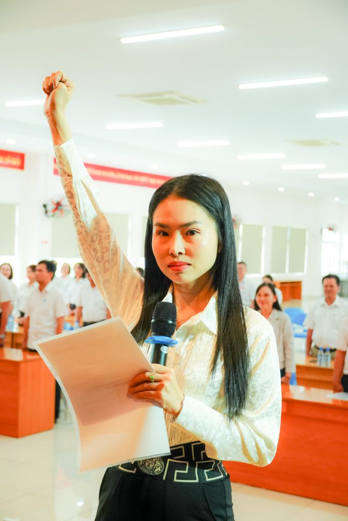 Đồng chí Lư Bảo Châu đọc lời tuyên thệ