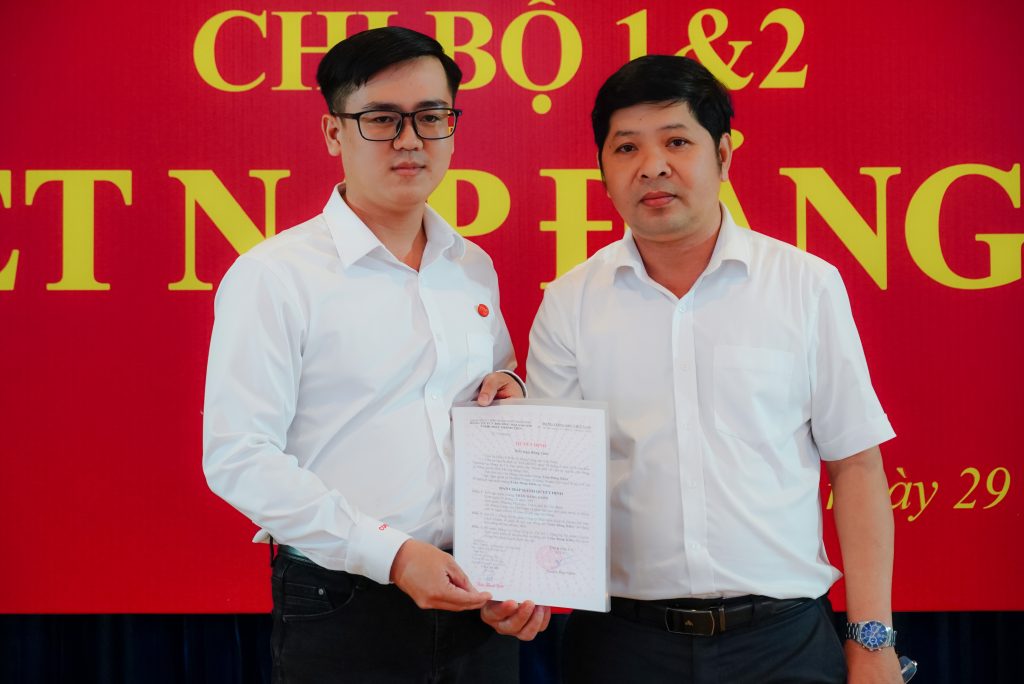 Đồng chí Trần Thanh Tuấn - Bí thư Chi bộ 2 trao quyết định cho quần chúng ưu tú Trần Đăng Khôi