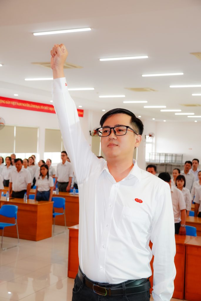 Đồng chí Trần Đăng Khôi đọc lời tuyên thệ trước Đảng kỳ, Quốc Kỳ và chân dung Hồ chủ tịch