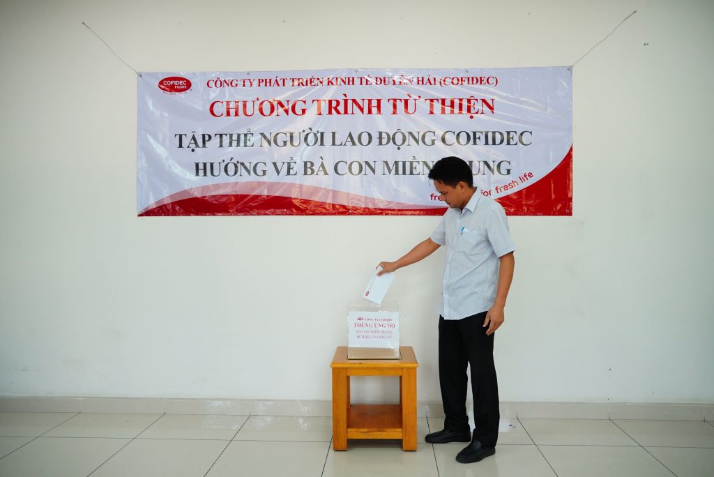 Ông Đoàn Văn Nam - Bí Thư Đảng Bộ, Giám Đốc Công Ty trực tiếp ủng hộ cho chương trình cứu trợ đồng bào miền Trung chịu thiên tai