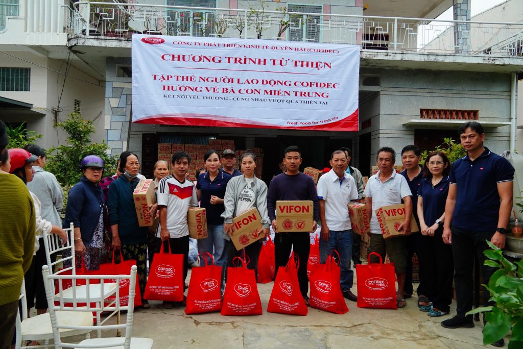 Đoàn cứu trợ đã trao 500 phần quà cho bà con tổ 5 & 6, phường Tây Nha Trang, Khánh Hoà nơi chịu nhiều thiệt hại do ngập lụt