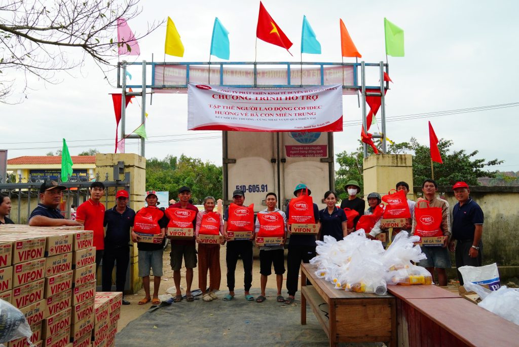 Tiếp theo đoàn COFIDEC đã mang đến 400 phần quà trao cho các hộ dân tại thôn Chí Thán, một trong những nơi đầu tiên chịu thiệt hại do lũ