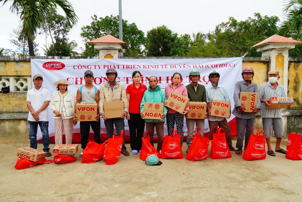 Đoàn COFIDEC tiếp tục đến địa điểm trao quà thứ 3 tại Đền thờ Lương Văn Chánh (Xã Hoà Trị, Đắk Lắk) với 600 phần quà được bà con đón nhận.