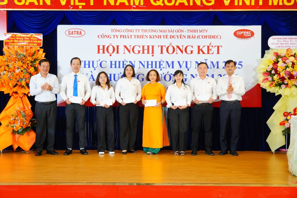 Hội nghị đã khen thưởng các tổ sản xuất thực hiện tốt việc duy trì lực lượng lao động năm 2025;