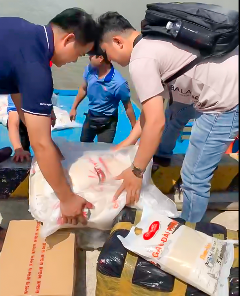 Những phần quà nhu yếu phẩm được vận chuyển bằng ghe tàu