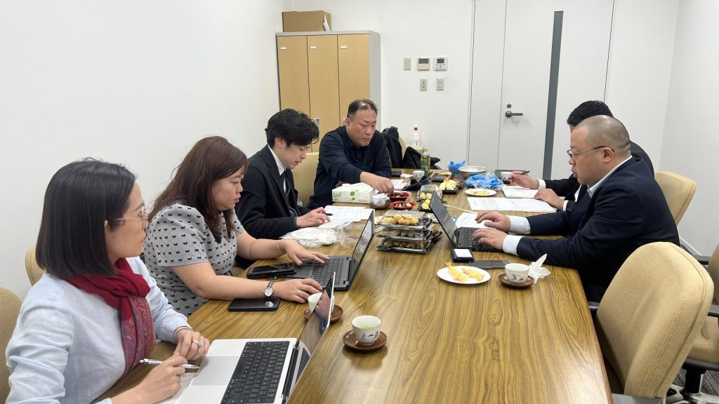 Bà Lê Thị Hồng Nga đang làm việc với đối tác tại Koriyama, Nhật Bản