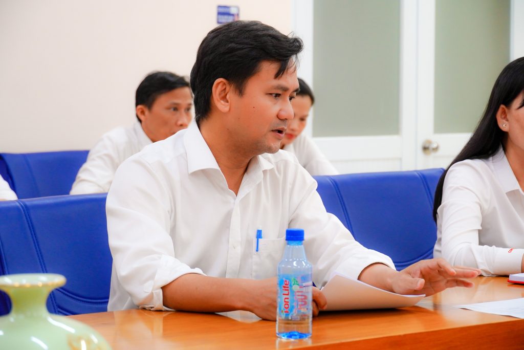 Đồng chí Đoàn Văn Nam (Đảng uỷ viên Tổng Công ty, Bí thư Đảng uỷ, Giám đốc Công ty) chủ trì Hội nghị