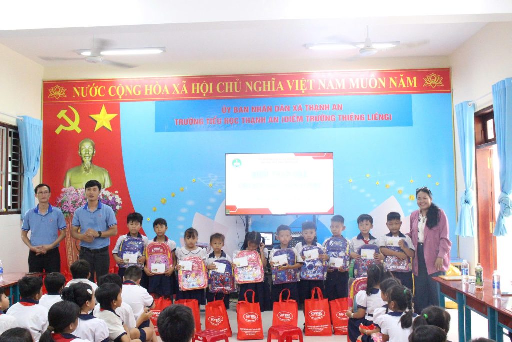 Đại diện Công ty COFIDEC trao những phần quà thiết thực đến các em học sinh