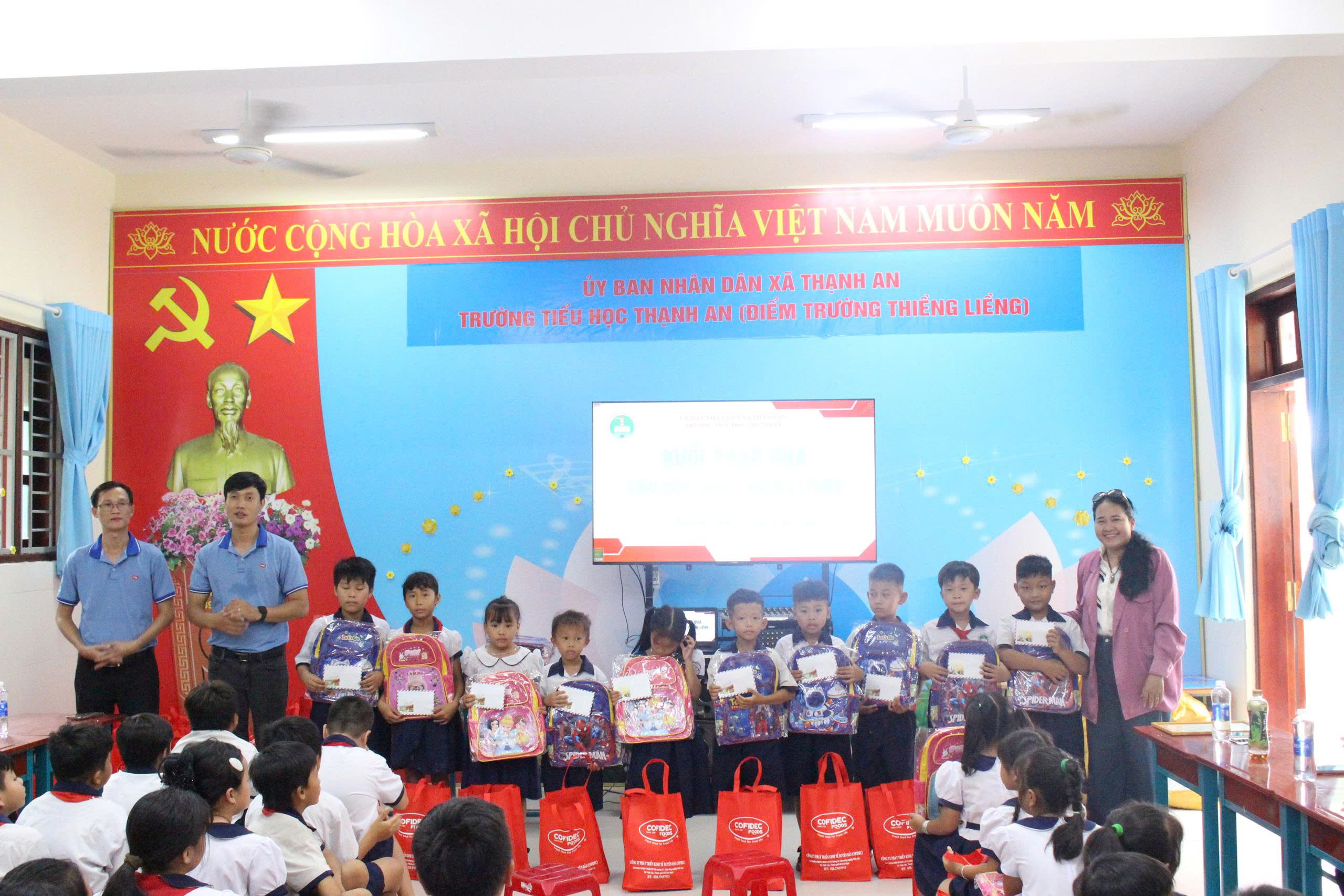 Đại diện Công ty COFIDEC trao những phần quà thiết thực đến các em học sinh