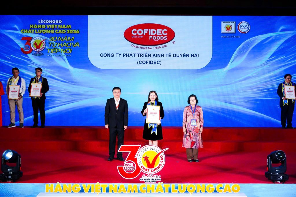 Bà Lê Thị Hồng Nga – Phó Trưởng phòng Kinh Doanh đại diện Công ty COFIDEC nhận danh hiệu Hàng Việt Nam Chất Lượng Cao 2026