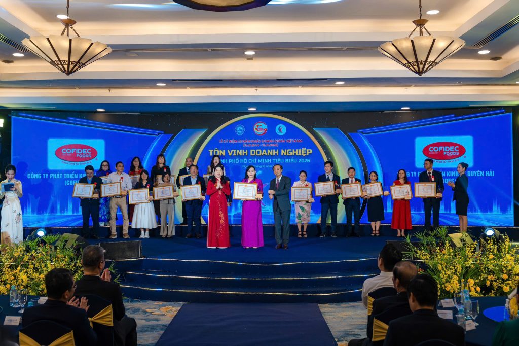 Bà Nguyễn Thị Lệ Thy – Phó Giám đốc thay mặt Công ty Phát triển Kinh tế Duyên Hải (COFIDEC) vinh dự nhận danh hiệu Tôn Vinh Doanh Nghiệp TP.HCM Tiêu Biểu Năm 2026.