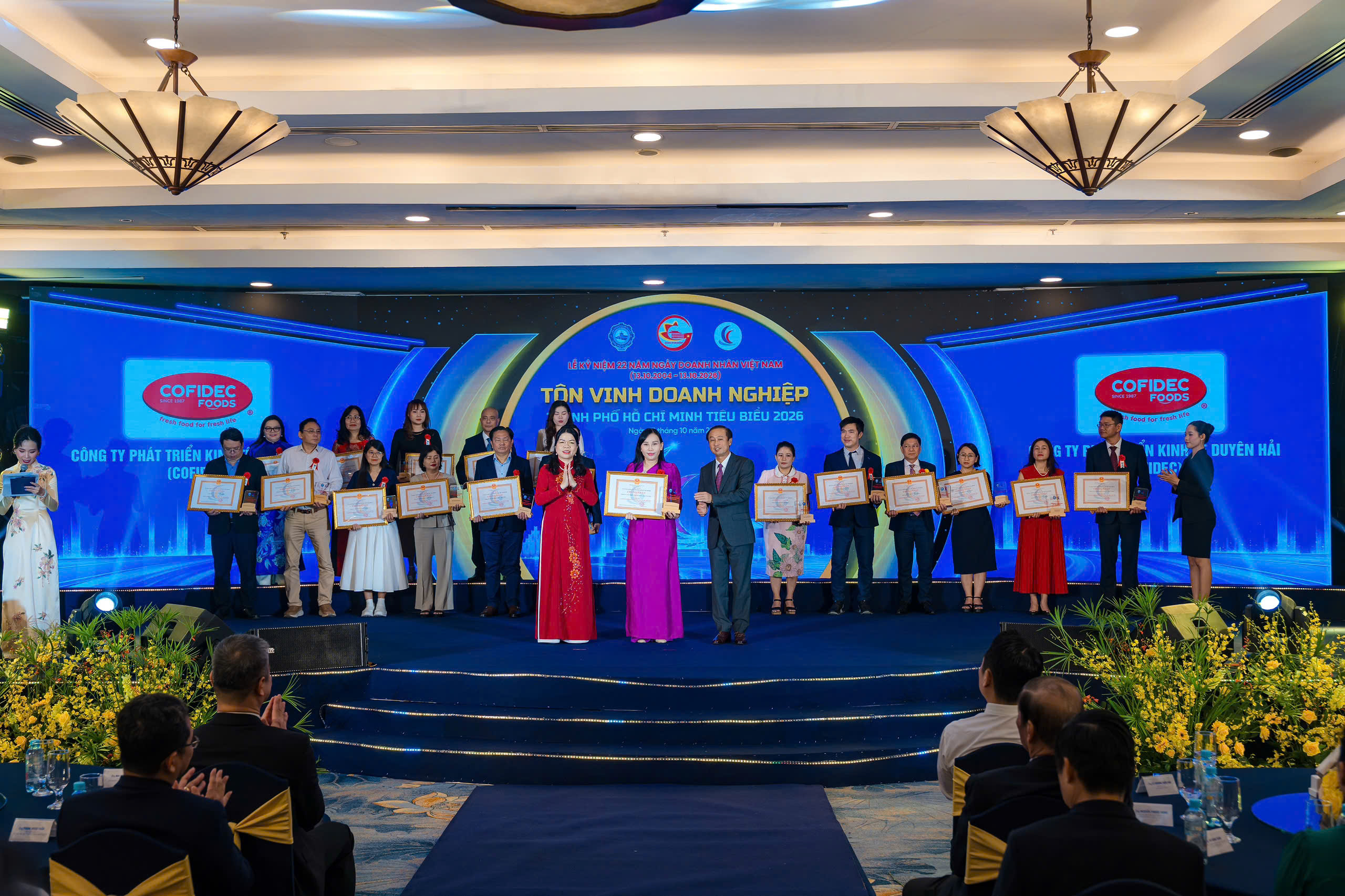 Bà Nguyễn Thị Lệ Thy – Phó Giám đốc thay mặt Công ty Phát triển Kinh tế Duyên Hải (COFIDEC) vinh dự nhận danh hiệu Tôn Vinh Doanh Nghiệp TP.HCM Tiêu Biểu Năm 2026.