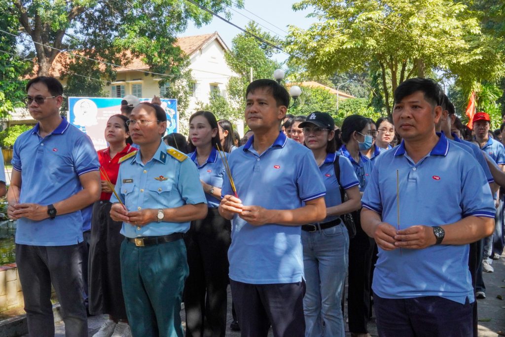 Đ/c Lại Thanh Phương và đ/c Đoàn Văn Nam cùng tập thể cán bộ, đảng viên thành kính dâng hương tưởng niệm các Anh hùng, Liệt sĩ của Trung đoàn 935