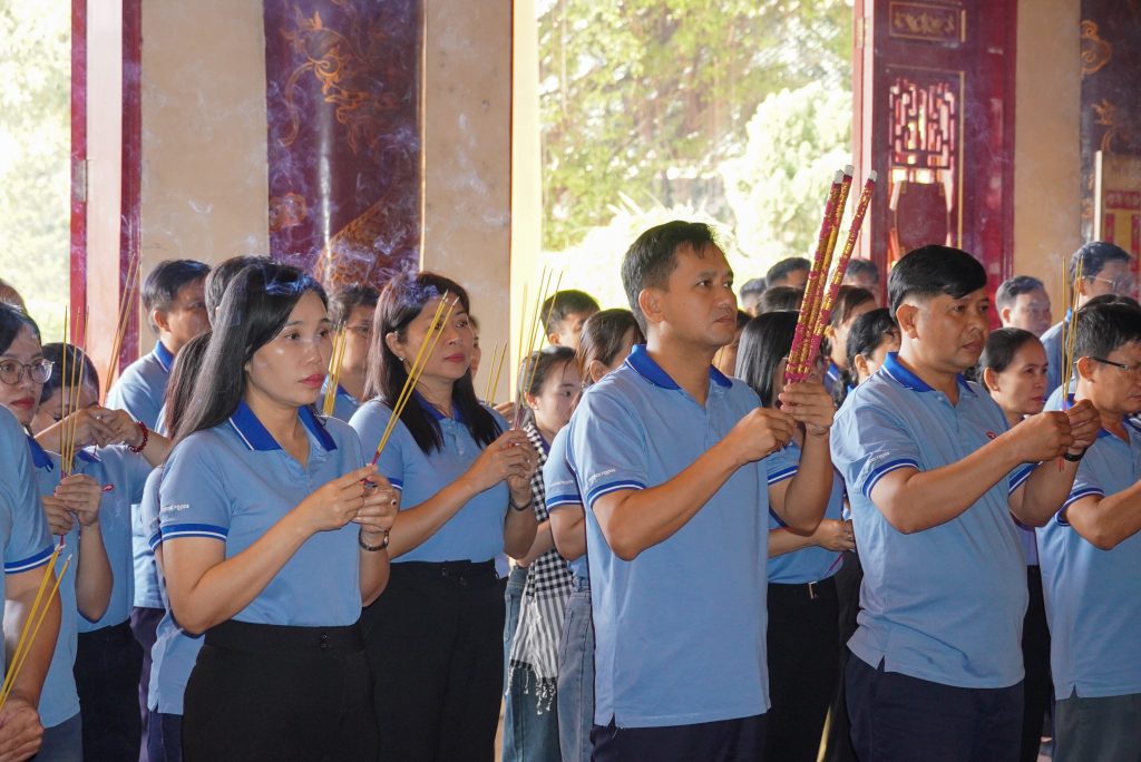 Đ/c Đoàn Văn Nam - Bí thư Đảng Uỷ, Giám đốc Công ty (Trưởng đoàn) và đ/c Nguyễn Thị Lệ Thy - Phó Bí thư Đảng Uỷ, Phó Giám đốc Công ty cùng tập thể cán bộ, đảng viên thành kính dâng hương tại Văn Miếu Trấn Biên